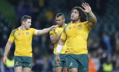 El australiano Tatafu Polota-Nau saluda a la afición tras la victoria ante Argentina.