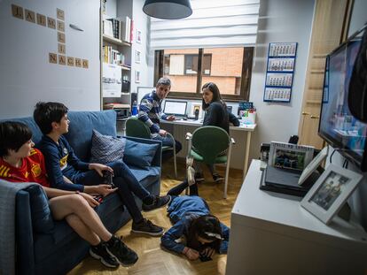 Beatriz y Jaime, con sus tres hijos, confinados este martes en su vivienda del barrio de Las Tablas, en Madrid
