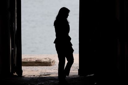 La primera dama de los Estados Unidos, Melania Trump, camina por la puerta de 'No Retorno' (donde los esclavos eran cargados en barcos para ser vendidos en las Américas), en una visita al castillo de Cape Coast, una antigua fortaleza de trata de esclavos, en Ghana (África).