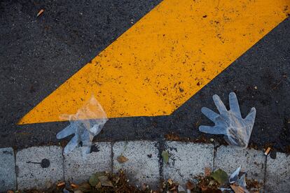 Guantes desechables tirados en el suelo de la vía pública, en Barcelona.