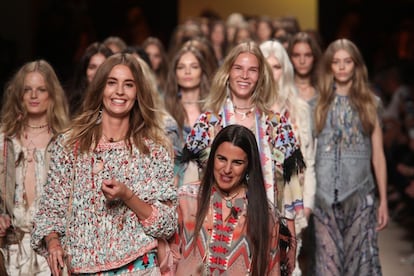 La diseñadora Veronica Etro junto a sus modelos al final del desfile. La colección de la firma familiar se inspira en Pocahontas.