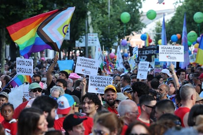 Centenares de personas participan en el desfile del Orgullo en Madrid.