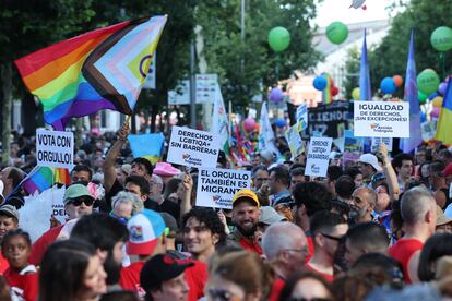 Centenares de personas participan en el desfile del Orgullo en Madrid.