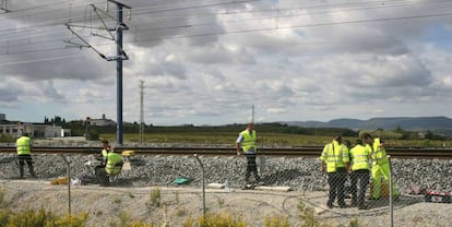 Técnicos de Adif durante trabajos de supervisión a pie de vía.