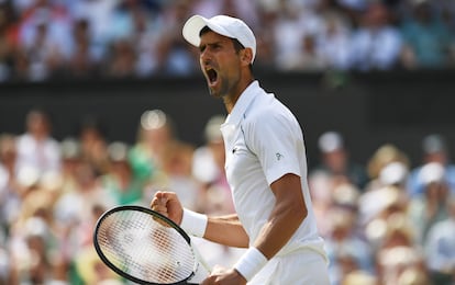 Djokovic celebra la consecución del segundo set ante Kyrgios. El tenista serbio, número uno de la ATP, acaricia, tras imponerse en la tercera manga, su séptimo título en Wimbledon, que sería su 21º Grand Slam.  
