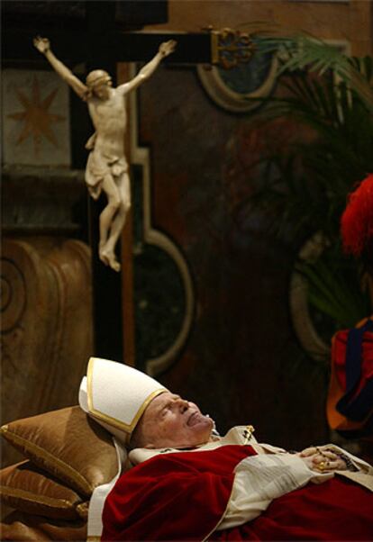 El cuerpo de Juan Pablo II reposa en un catafalco en la sala Clementina del Vaticano, el pasado 3 de abril.