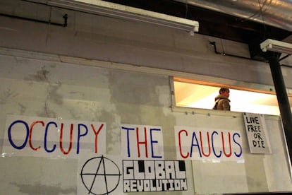 Un cartel del movimiento 'Ocuppy', en De Moines, haciendo alusión al primer caucus de las primarias del Partido Republicano.