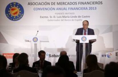 El gobernador del Banco de España, Luis María Linde, durante su intervención en la Convención Anual 2013 de la Asociación de Mercados Financieros, hoy en el Casino de Madrid .