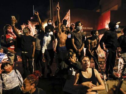 Manifestantes durante las protestas en Minneapolis.