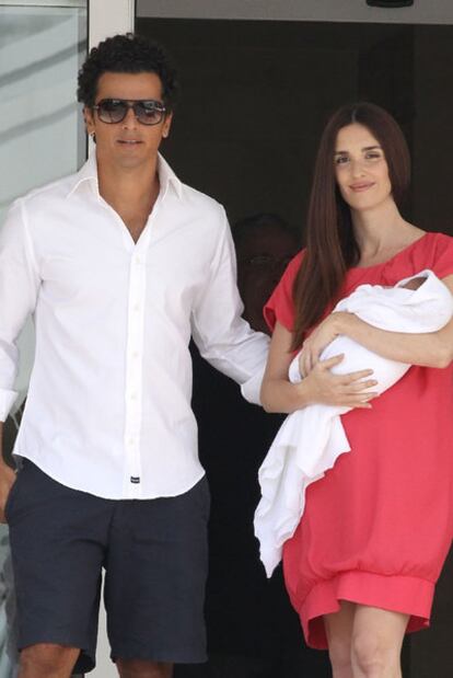 Orson Salazar y Paz Vega, en la puerta de la Clínica Ruber.