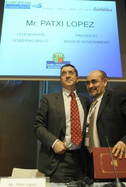López (a la izquierda) saluda al director general del ministerio homónimo, Jesús Candil Gonzalo, ayer en Bilbao.