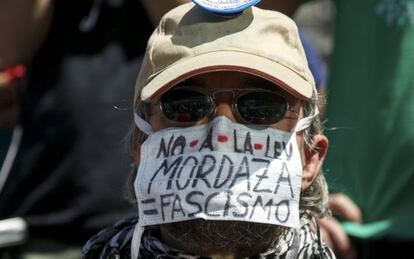 Un hombre durante la celebración del cuarto aniversario del 15-M.