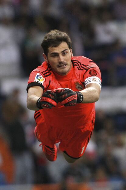 Casillas despeja de puños.