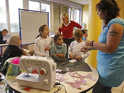 Alumnas de la escuela elemental Ziegelwasser, en Estrasburgo, durante un taller de costura.