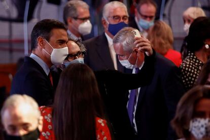 El presidente del Gobierno, Pedro Sánchez, se hace una foto con el pianista británico, James Rhodes, tras la conferencia.