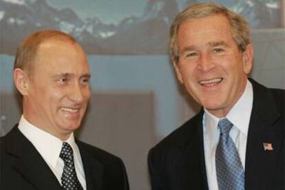 Los presidentes de Rusia, Vladímir Putin, y de Estados Unidos, George W. Bush, durante su reunión de ayer en Santiago de Chile.