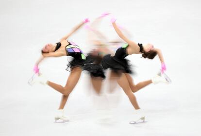 Fotografía de exposición múltiple que muestra a la letona Elizabete Jubkane durante su ejercicio de programa corto individual femenino en los Campeonatos de Europa que se celebran en Minsk (Bielorrusia).