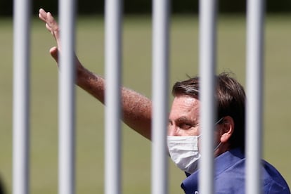 Presidente Bolsonaro acena para apoiadores no dia do seu aniversário em Brasília.