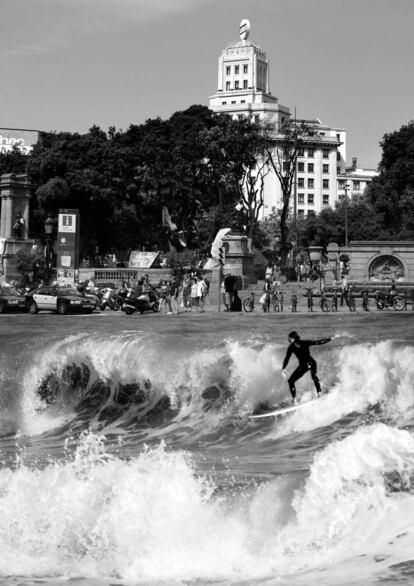 Las sorprendentes imágenes de la Sagrada Familia en la playa de la Mar Bella, la Torre Agbar en el Parc Güell o la Plaza de Catalunya con surfistas nos sitúan en una visión nueva y original.