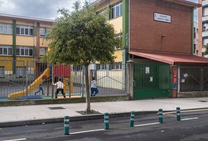 Niños jugando en el patio de un colegio de Gijón.
