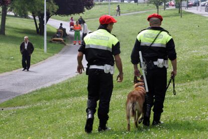 Dos agentes de la Policía local de Bilbao patrullan por un parque en el barrio de La Peña.