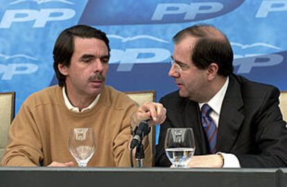 José María Aznar con el presidente de Castilla y León, Juan Vicente Herrera, ayer en Burgos.