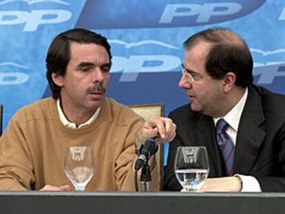 José María Aznar con el presidente de Castilla y León, Juan Vicente Herrera, ayer en Burgos.