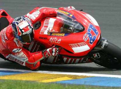 Casey Stoner, a lomos de su Ducati.