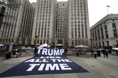 Manifestantes antiTrump desplegaban el jueves una pancarta en Nueva York en la que se podía leer: "Trump miente todo el tiempo".