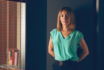 La presidenta de Microsoft Ibérica, María Garaña, pasó 15 años trabajando y viviendo fuera de España. Regresaba de visita periódicamente y observaba con asombro la evolución positiva del país. Hasta que estalló la Gran Recesión. “Este país tiene que recuperar la ilusión. Y el Rey puede ayudar mucho en este aspecto. Tiene mucho mundo, capacidad de escucha, aprendizaje y empatía. Y por la persona con la que se ha casado puede dar el paso a las mujeres. Proyecta la imagen de alguien a quien no le asusta estar cerca de una mujer con personalidad fuerte. Además de ser la nuestra una generación de cambio, quizá también somos personas que hacen de su profesión una forma de vida. Nos ha llegado el momento de pilotar el futuro del país” - Maria Garaña. Presidenta de Microsoft España, 44 años.