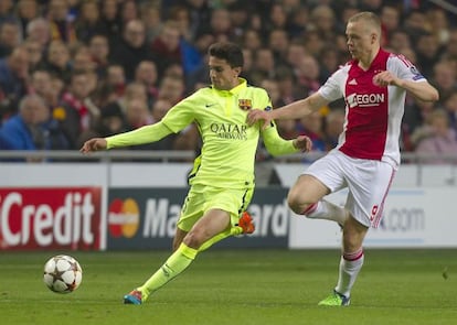 Bartra disputa el balón con Sigthorsson.