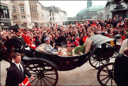Margarita de Dinamarca saluda durante un procesión en Copenhague.