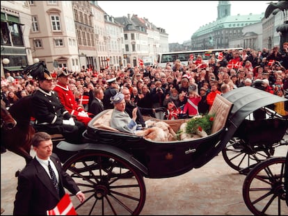 Margarita de Dinamarca saluda durante un procesión en Copenhague.