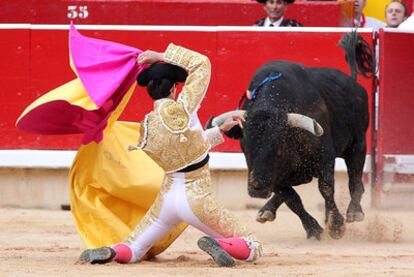 Esaú Fernández recibe a portagayola al último toro de la tarde.