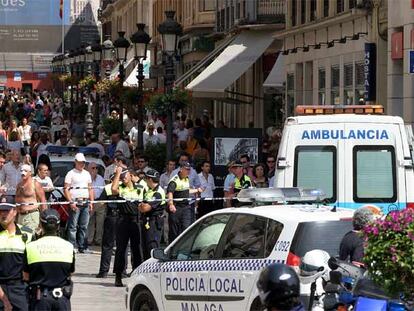 La policía cerca el lugar de la calle Larios de Málaga donde un conductor atropelló a siete personas. A la izquierda, uno de los heridos.