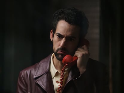 El actor Luis Gerardo Méndez interpretando el papel del detective Héctor Belascoarán para la nueva serie de Netflix, que estrenará el 12 de octubre.