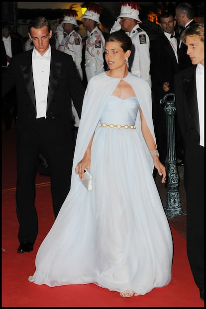 Para la celebración nocturna de la boda, Carlota lució un vestido de alta costura de Giambattista Valli, bautizado como "azul Princesa Grace", inspirado claramente en el maravilloso vestido de gasa que lució su abuela en 'Cómo atrapar a un ladrón', en 1955.