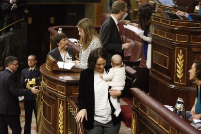 Carolina Bescansa tras depositar su voto con su hijo Diego en brazos.