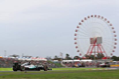 La desastrosa salida de Hamilton (en la imagen), que se equivocó al poner en marcha su monoplaza y perdió su segunda plaza en la parrilla por la octava al verse adelantado por seis monoplazas, fue la clave que permitió a Rosberg dar el zarpazo al título y que obligó al británico a pedir perdón por radio y remontar posiciones