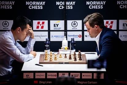 Ding y Carlsen, durante su partida de la primera ronda