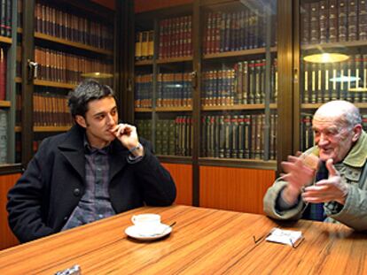 Eduardo Madina y el veterano Alejandro Pérez: dos visiones del socialismo vasco.