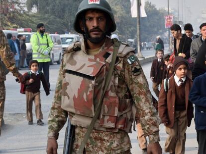 Un soldado paquistan&iacute;, en Peshawar, este 16 de noviembre