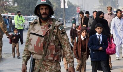 Un soldado paquistan&iacute;, en Peshawar, este 16 de noviembre