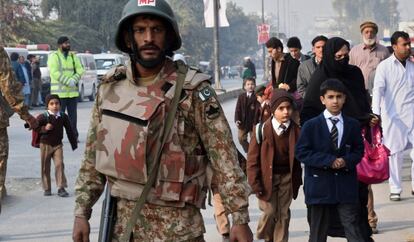Un soldado paquistaní, en Peshawar, este 16 de noviembre