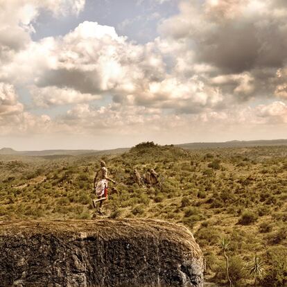 Un guerrero samburu en la sabana de Kenia, en 2013. Esta es la fotografía que ilustra la portada del calendario. Los samburu son una tribu de Kenia que habita en el distrito de Laikipia desde hace cientos de años. Desde 2011, se enfrentan a una brutal violencia después de que ONG en defensa de la vida salvaje acordaran la compra de sus tierras. Poco después, la policía keniata inició una serie de expulsiones forzosas de la tribu, prendiendo fuego a sus aldeas, robando y matando a sus animales y asaltando a hombres, mujeres y niños, según denunció Survival International en diversos informes que documentaban los hechos. Hoy, la lucha por la devolución de sus tierras aún continúa.