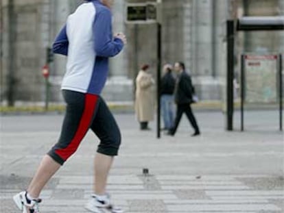 Una mujer practica el <i>footing</i> en el centro de Madrid.