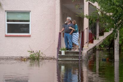 Ken y Tina Kruse observan desde la entrada de su apartamento la inundación en Tarpon Springs, Florida.  Más de 1,5 millones de personas han recibido órdenes de evacuación por temor a la crecida del agua en las zonas costeras de Estados Unidos.