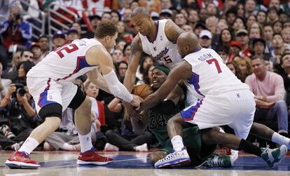 Griffin, Butler y Odom tratan de arrebata el balón a Paul Pierce.