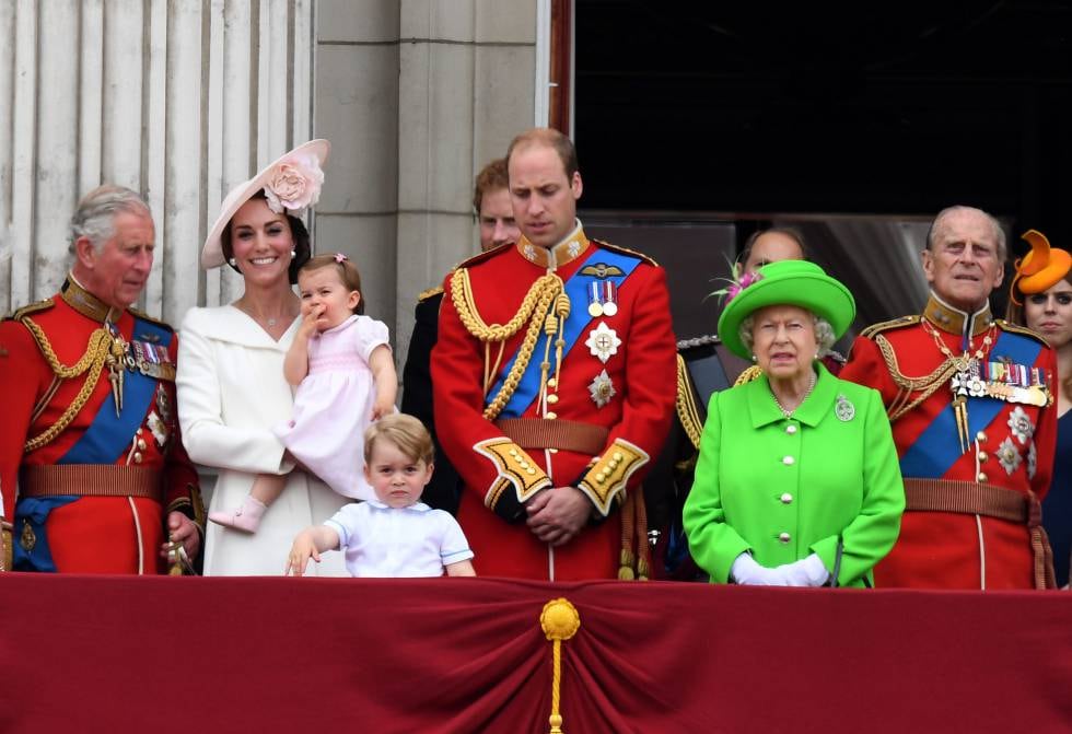 Isabel II y los miembros más destacados de la familia real británica: el principe Carlos, el príncipe Guillermo y Kate Middleton con sus dos hijos, y Felipe de Edimburgo, marido de la soberana, en 2016.
