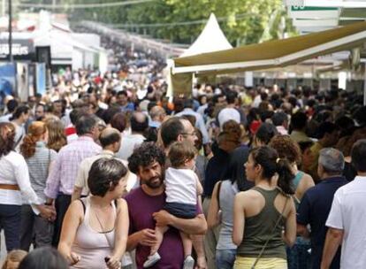 Visitantes en la Feria del Libro ayer en Madrid.